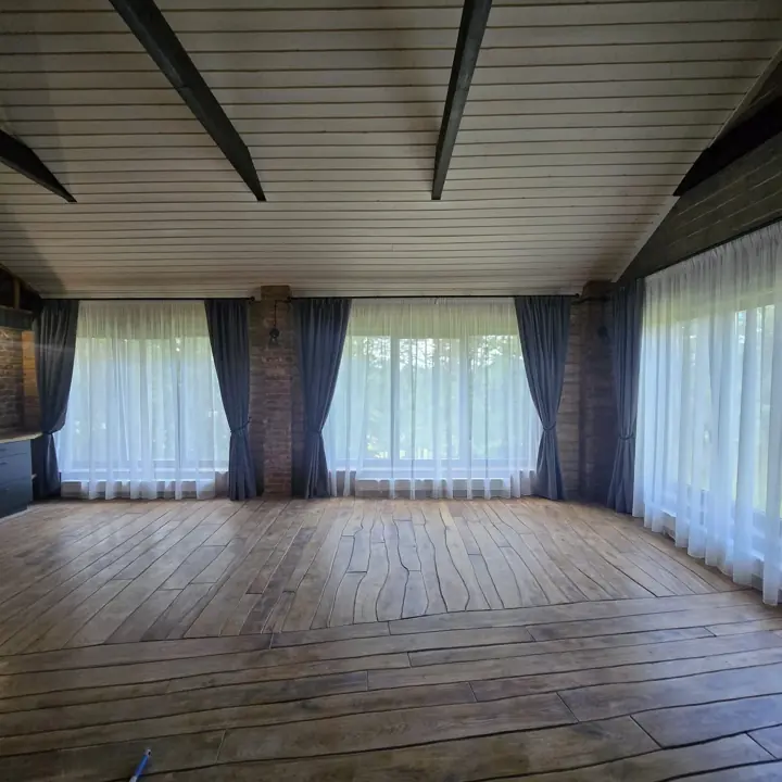 Sala com tetos em madeira
