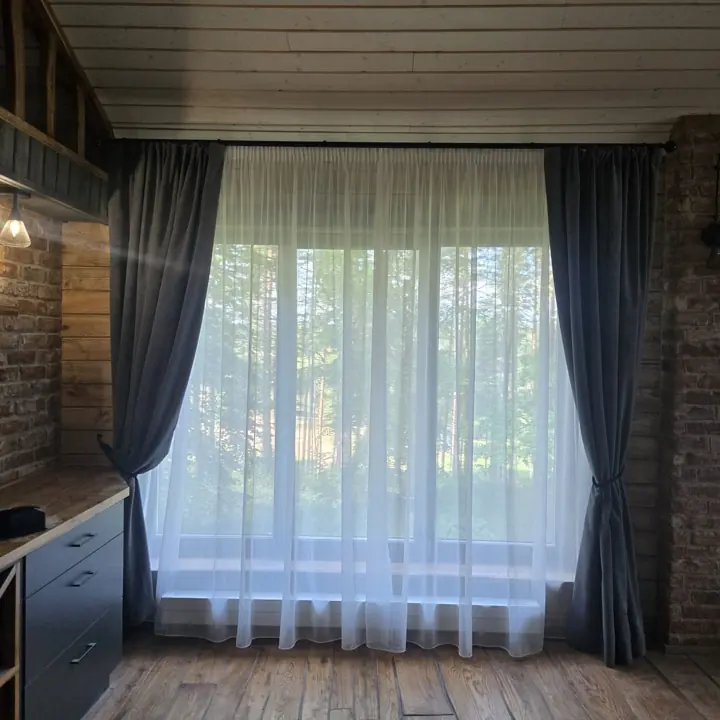 Janela de sacada com cortinados