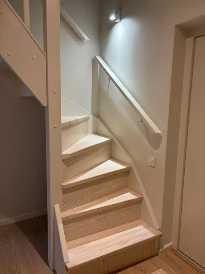 Escada interior em madeira
