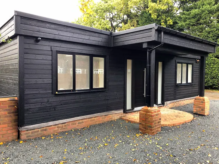 Casa de madeira revestida a preto no Reino Unido